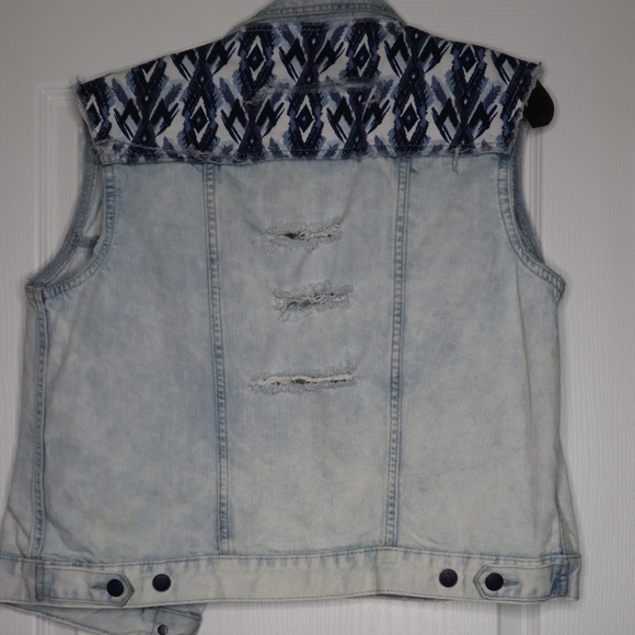 Rock & Republic Women's Size L Light Wash Southwestern Style Denim Distress Vest - Picture 4 of 6